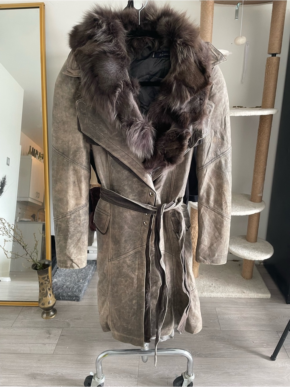 Luxurious brown leather Trench Coat with Fur Collar